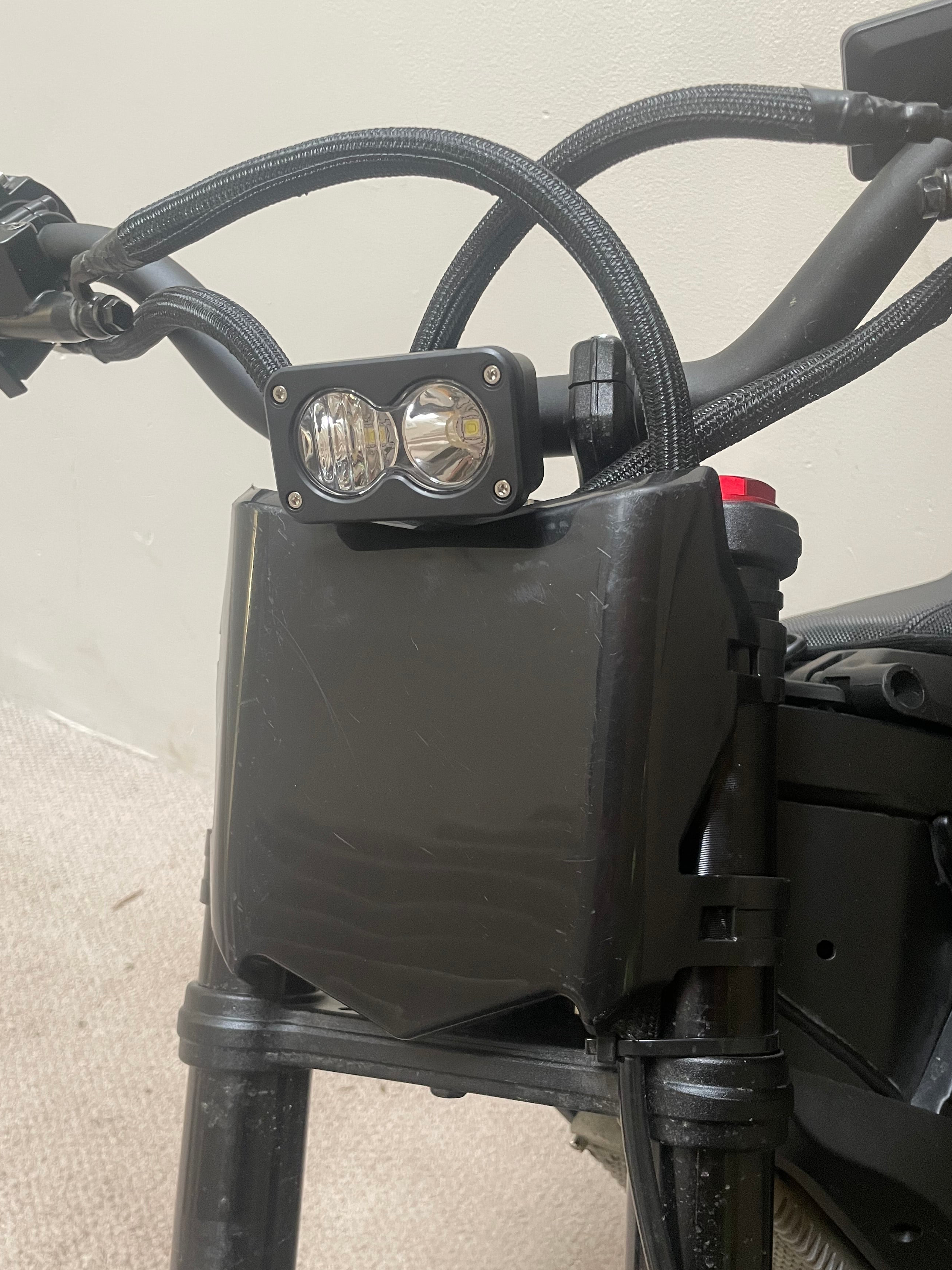 GLOSSY MOTOCUTZ PLATE
